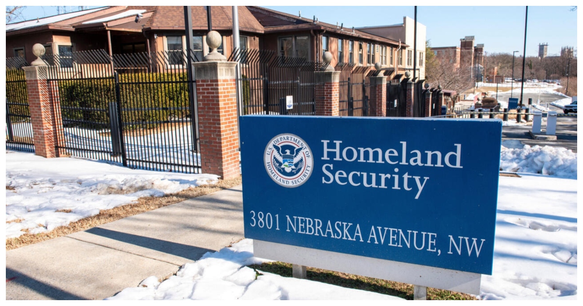 ডিপার্টমেন্ট অব হোমল্যান্ড সিকিউরিটি-ডিএইচএস ভবনের সামনের একাংশ। ছবি: ফ্রান্স ২৪